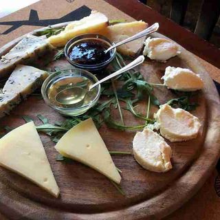 Tagliere di formaggi misti con confetture