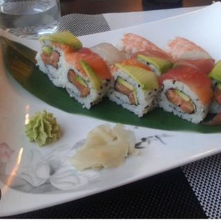 J61 Uramaki rainbow roll