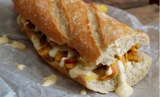 Bocadillo De Pechuga De Pollo Adobada