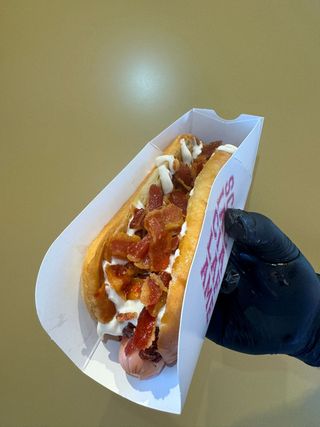 Wurstel, cipolla rossa, agrodolce, bacon e maionese