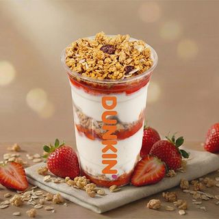 საუზმე გრანოლათი და მარწყვის ჯემით