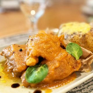 OBRĂJORI DE porc în sos vânătoresc și cartof copt cu mix de brânzeturi