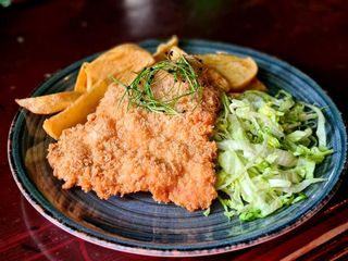 Snitel din cotlet de porc, cartofi aurii si salata de varza