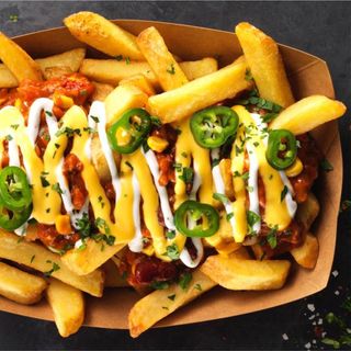 Patate fritte con chili con carne mexicana