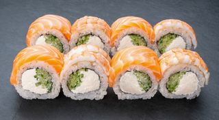 Рол філадельфія з лососем та креветкою