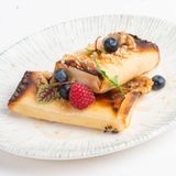 Фермерско сирене с точени кори с мед и орехи (200 г.)