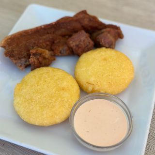 Chicharron con arepa frita 
