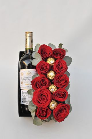 Caja de rosas rojas, vino y bombones 