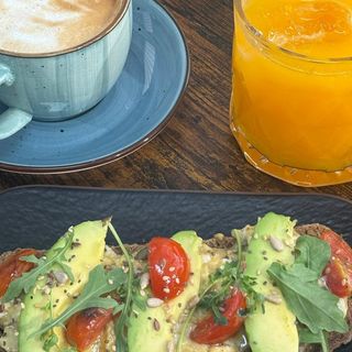 Menú desayuno de tostada de huevo & aguacate + bebida o café