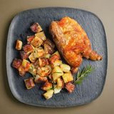Mezzo pollo al girarrosto e patate al forno