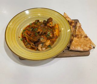 Tigaie picantă de pește și fructe de mare