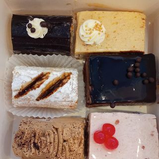 CAJA SURTIDA DE PASTELES  6 und