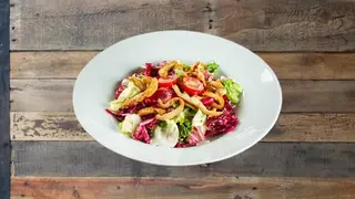 Salata od piletine, povrća i sira