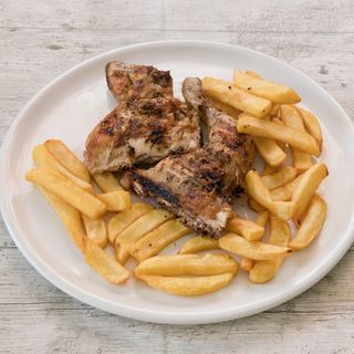Medio pollo con patatas fritas