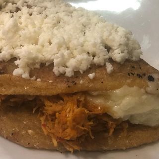 Cachapa forrada con carne mechada