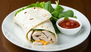 Тортила с пуешко филе и чедър