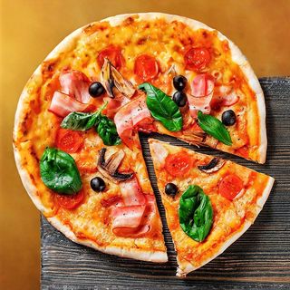 Pizza Bufalina - pizza z sałatką na górze 50 cm