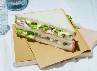 Tramezzino con cotto, maionese e insalata