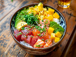 Poke Chirashi Con Pescados Variados Y Salsa Donburi