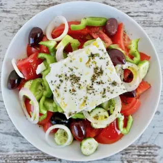 Salată  grecească Horiatiki