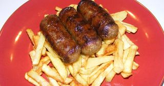 Carnati proaspeti de porc  la gratar cu cartofi