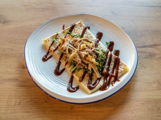 Naleśniki wytrawne z szarpaną wieprzowiną