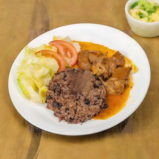MORO DE HABICHUELAS NEGRAS CON COCOY  CARNE DE CERDO GUISADA