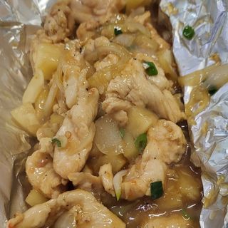 Kurczak z ananasem i cebulą