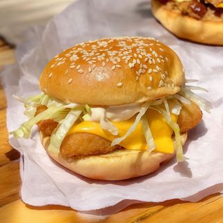 CRISPY CHICKEN GARLIC BURGER