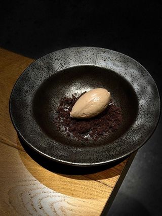 Helado de chocolate negro y avellanas. 500 ml.