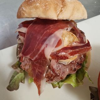 Hamburguesa, jamón ibérico y queso cabra