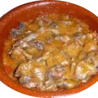 mollejas de Pollo en salsa con especias, cebolla, y ajo. Con guarnición a elegir.