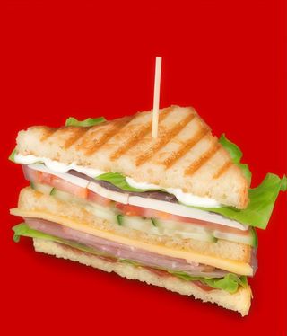 Sándwich De Atún Con Mayonesa y Ensalada