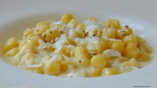 Chicche con fonduta di Taleggio, aromatizzata al timo e speck croccant