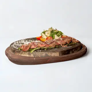 Tagliata di carne con rucola, pomodorini e parmigiano scaglie