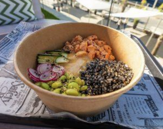 Poke Bowl De Salmón Y Arroz Negro