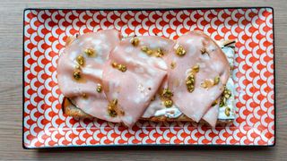 Ricotta, mortadella e granella di pistacchi