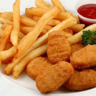 Bolitas de pollo con patatas fritas