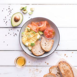 Huevos revueltos con salmón y aguacate