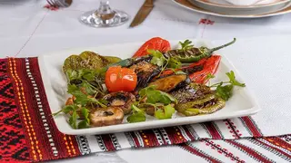 შემწვარი ბოსტნეული მაყალზე