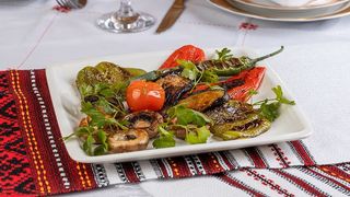 შემწვარი ბოსტნეული მაყალზე