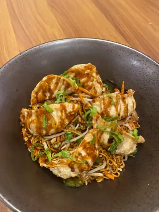 (84)Tallarines plancha con Gyoza frita con salsa teriyaki 