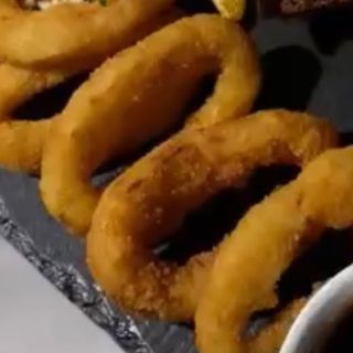 Кільця цибулі в клярі з соєвим соусом (200/25г)