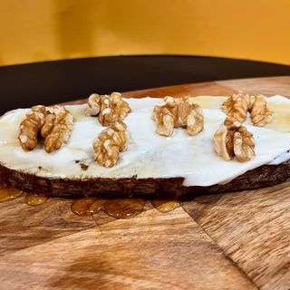 Tosta de queso crema con nueces y miel