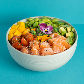 Poke salmón flambeado