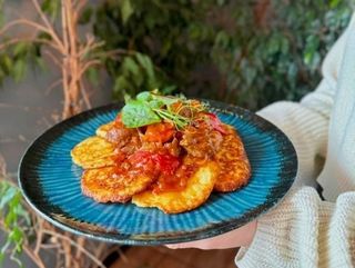 Placki z gulaszem wieprzowym