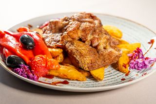 Ceafa la gratar cu cartofi auriti si salata de ardei copti