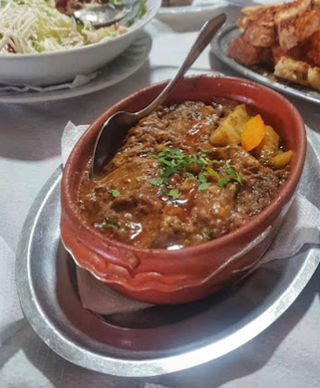 Mućkalica i salata sa lepinjom