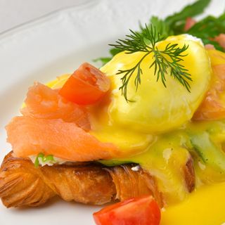  კვერცხი ბენედიქტი შებოლილი ორაგულით