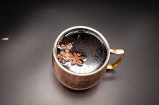 Vin rosu fiert cu anason si scortisoara  